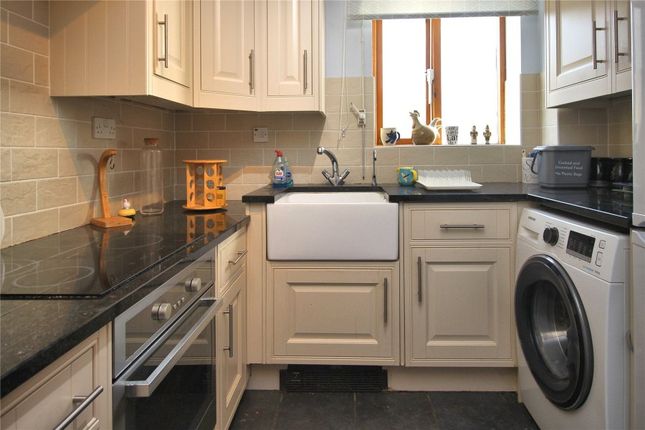 8 Woodlands Court, The Mount, Woking photo 4