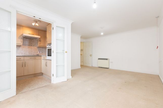 8 Whitings Court, Hitchin photo 3