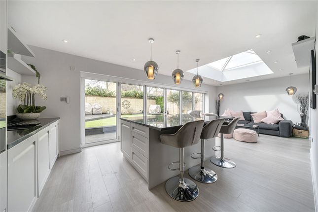Thumbnail Detached house for sale in Valence Crescent, Witney, Oxfordshire