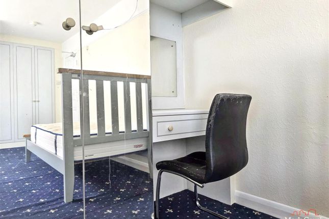 Room 1, 3a The Parade, Kingston Road, Leatherhead photo 4