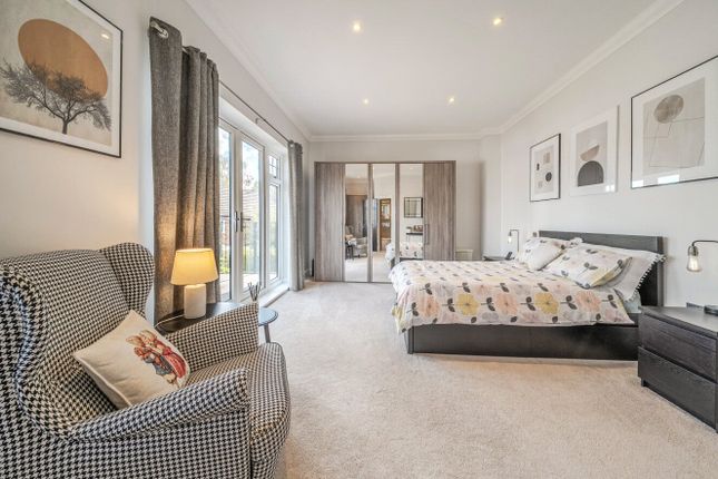 9, Connaught House, Bagshot photo 4