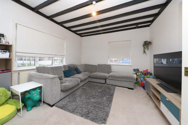 4, Poplar Road, Uxbridge photo 2