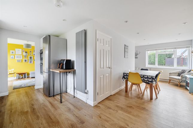 18, Lyneham Road, Crowthorne photo 4