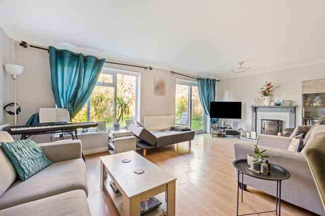 25, Nonsuch Court Avenue, Surrey photo 2