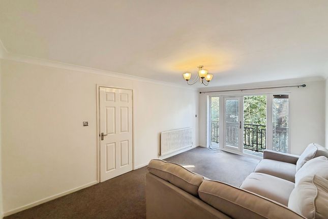 Beaulieu Close, Kidderminster photo 3
