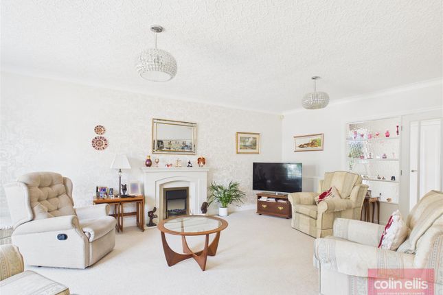 23, Hay Brow Crescent, Scarborough photo 3