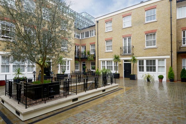 Town house to rent in Dorset Mews, London