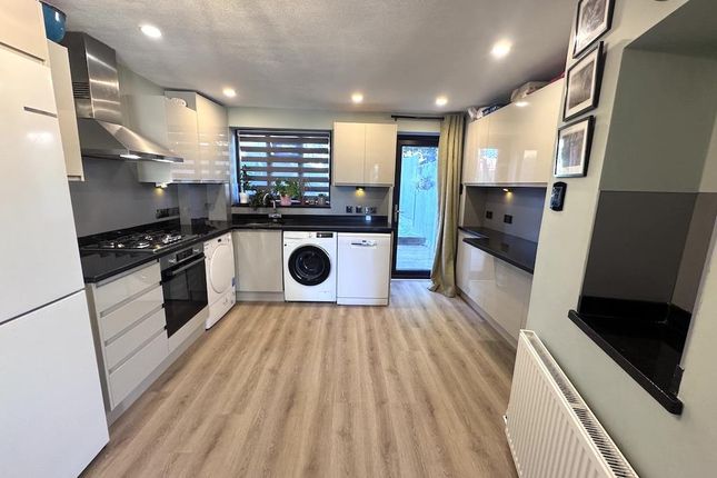 9, Parthia Close, Tadworth photo 4