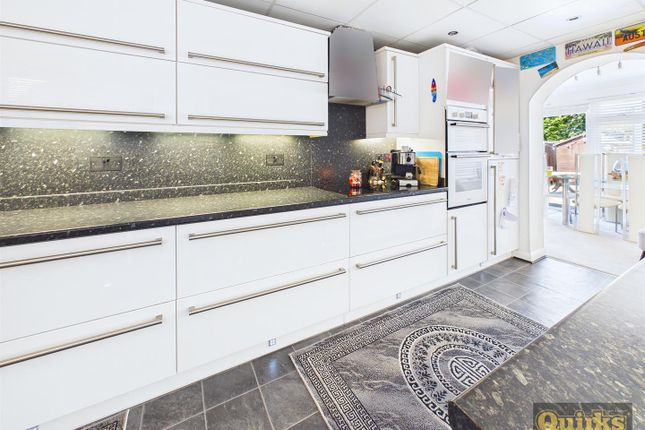 25, Highcliffe Close, Wickford photo 4