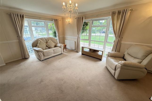 2-bed caravan on Maidstone Road Paddock Wood, Tonbridge, £140,000