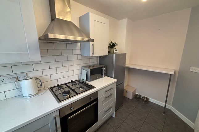 32, Stockport photo 4