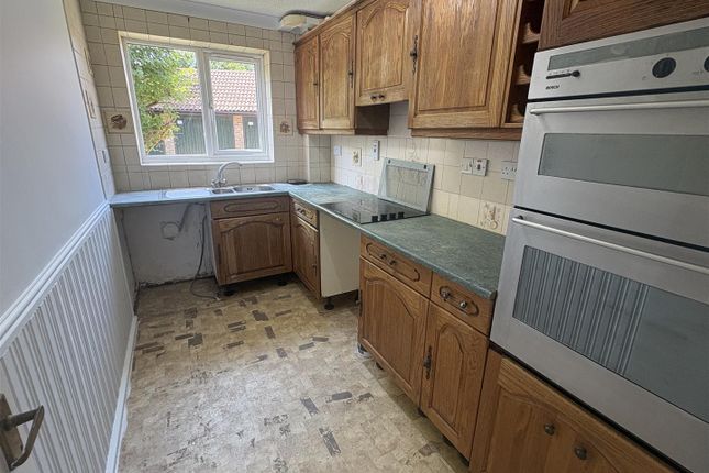 14, Connaught Gardens, Crawley photo 2