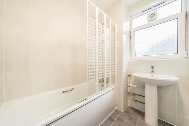 Flat 21, Crown Court, Lacy Road, London photo 4