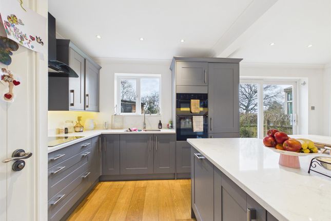 61, Maple Way, Coulsdon photo 2