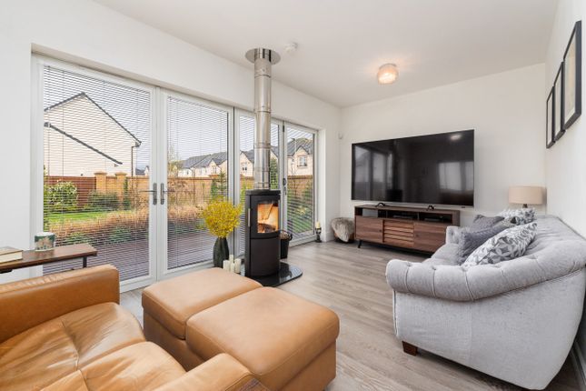 18, Shiel Hall Crescent, Rosewell photo 3