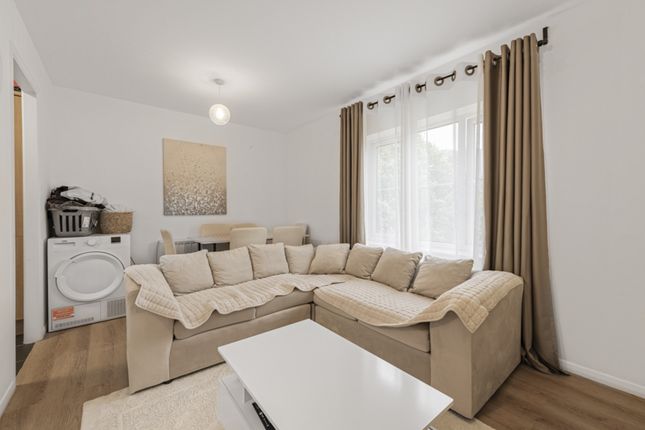 9 Priory Court, Vicars Bridge Close, London photo 4