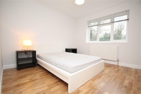 Flat to rent in Chatsworth Road, Mapesbury, London