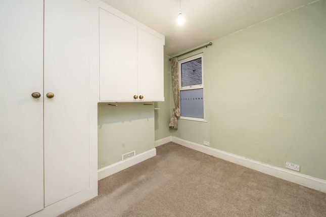 Flat for sale in Murray Road, London