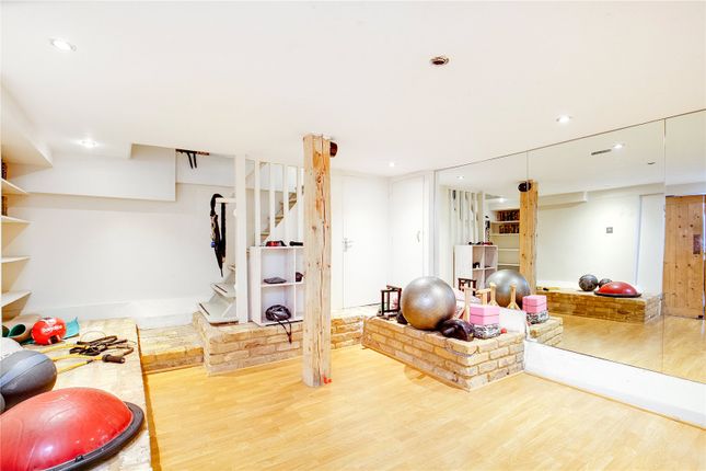 Flat for sale in Clapham Common West Side, London