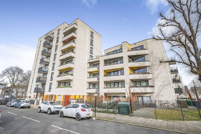 Flat to rent in St. James' Crescent, Brixton, London
