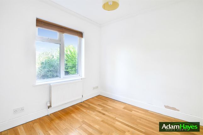 19 Park Court, Friern Park, London photo 4