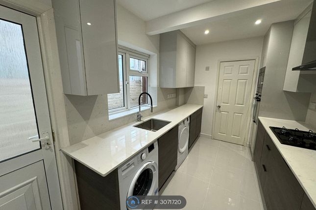 Pitcroft Avenue, Reading photo 2