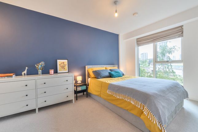1 Heartwell Avenue, London photo 3