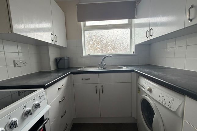 7 Giles Court, Tadley photo 2