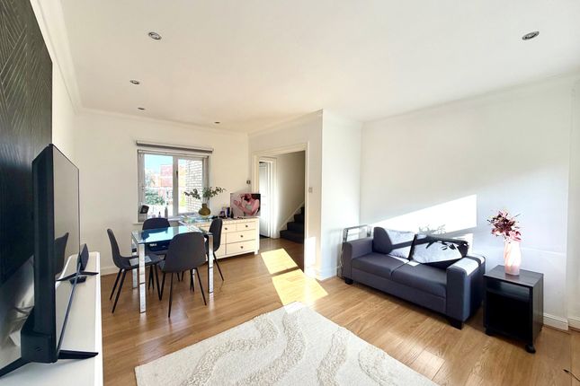 Mortimer Crescent, London photo 2