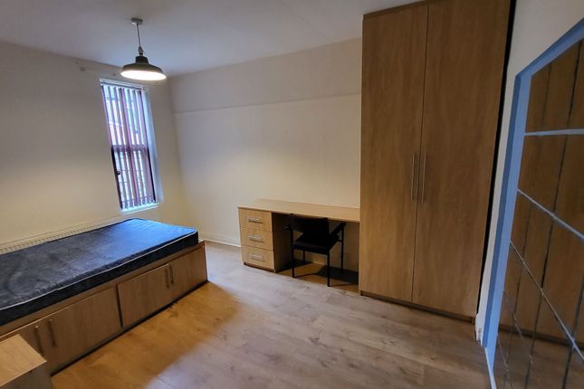40 Lees Hall Crescent, Manchester photo 4