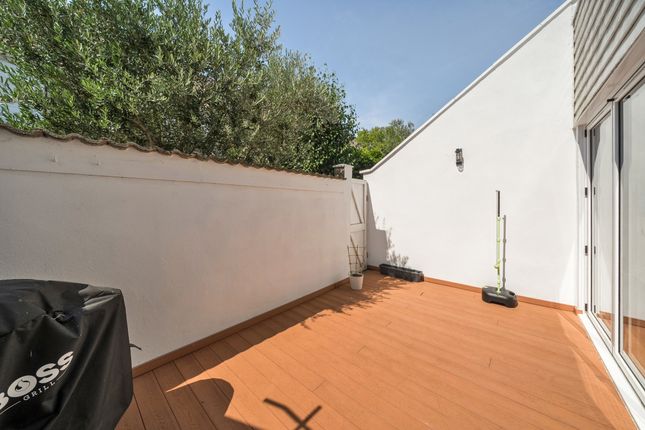 13, Tintern Close, London photo 4