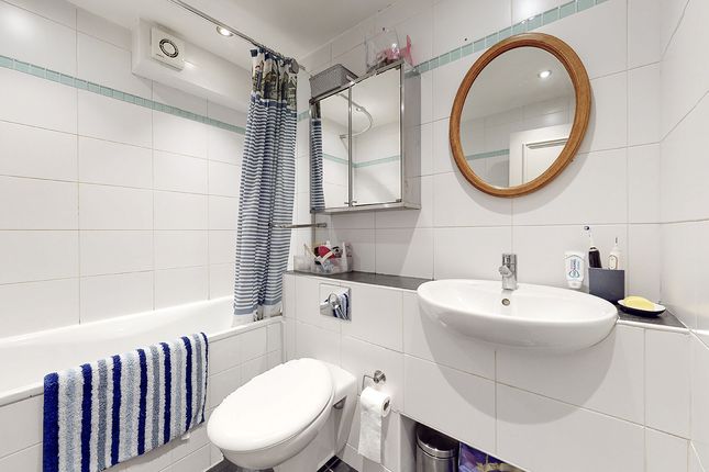 Flat to rent in St. Clements Court, 60 Arundel Square, London