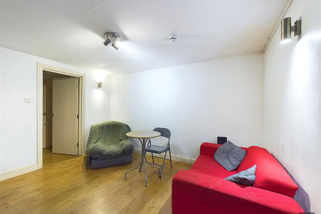 2-bed flat on Basement Flat at 9, Union Road, Exeter, £190,000