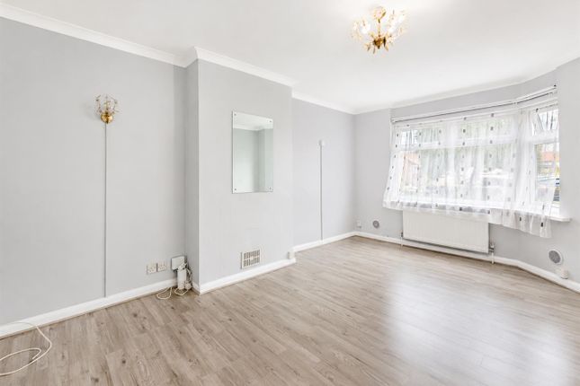 38, Blackberry Farm Close, Heston photo 4