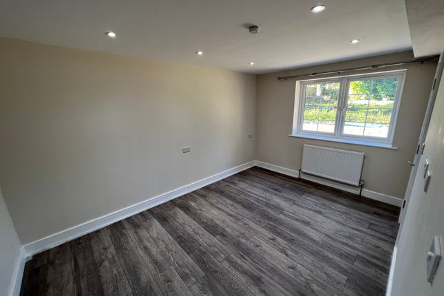 Harvil Road, Ickenham photo 4