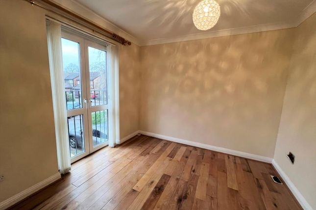 Town house to rent in Alexandra Gardens, Knaphill, Woking