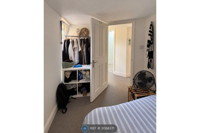 Flat, Park South Austin Road, London photo 4