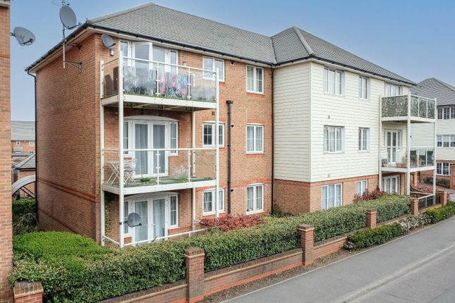 Flat for sale in Laurence Rise, Dartford