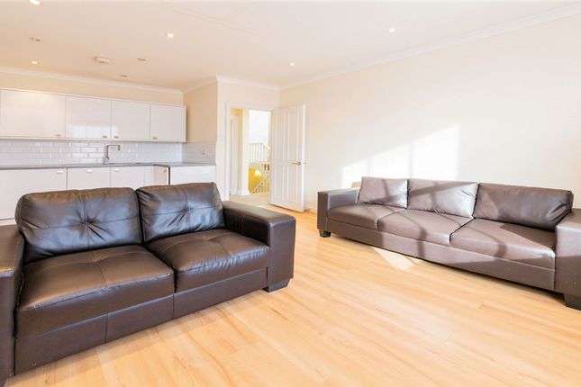 Flat 3, 132 Belsize Road, London photo 3