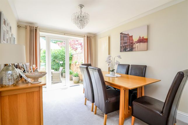 25, Old Manor Close, Crawley photo 4