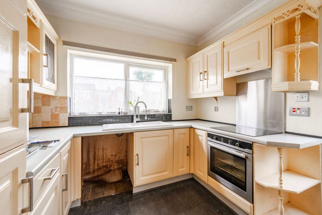 101 Kimberley Road, Lowestoft photo 2