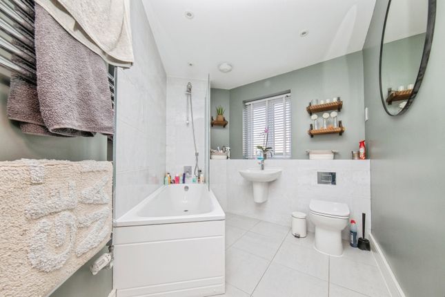 Flat 2, 31, Mimas Way, Suffolk photo 4