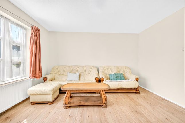 39, Tryfan Close, Ilford photo 4