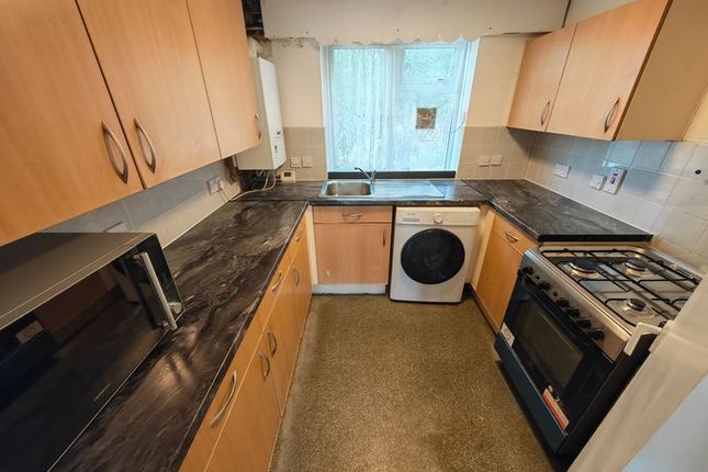 Flat 4, 76, Dabbs Hill Lane, Northolt photo 3