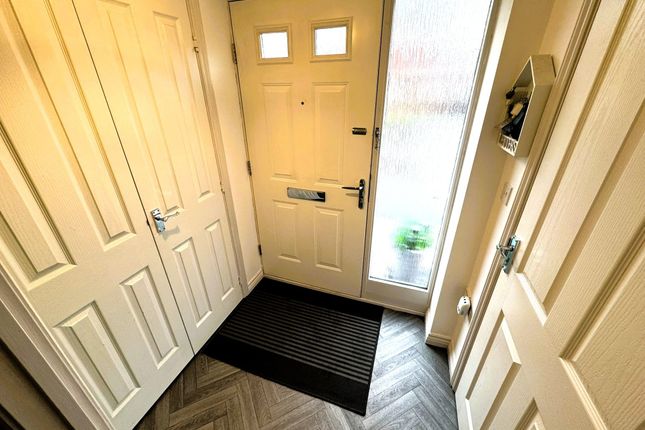 15 Lakelot Close, Willenhall photo 4