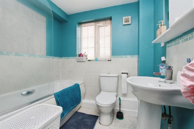 Emerald Crescent, Sittingbourne photo 5