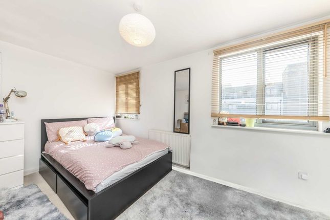 Flat to rent in Lapis Close, London