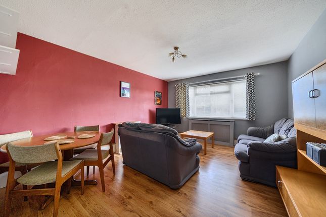 101 Eden Grove Road, Byfleet photo 3