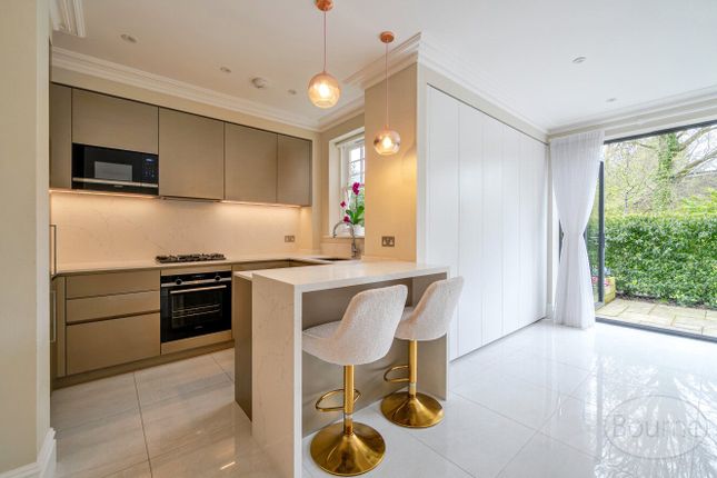 Flat 2, Westbury House, 36, Stoke Road, Cobham photo 4