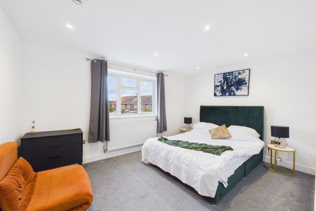 Flat 2, 2B,, Desford Way, Surrey photo 4